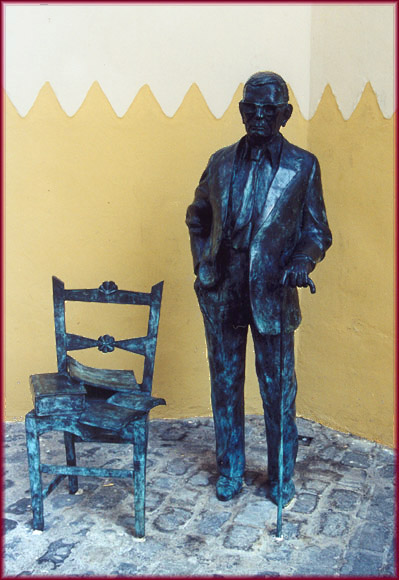 Escultura en homenaje al compositor junto a la Casa deNéstor Álamo Colón, en el casco histórico de Vegueta